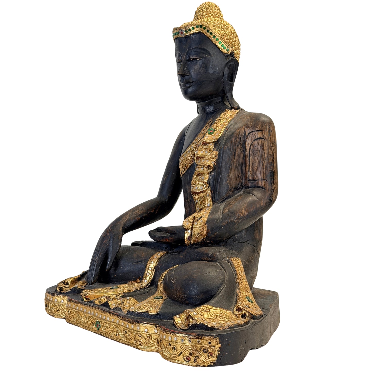 Dreiviertel-Vorderansicht des antiken birmanischen Buddha mit reich vergoldetem Gewand