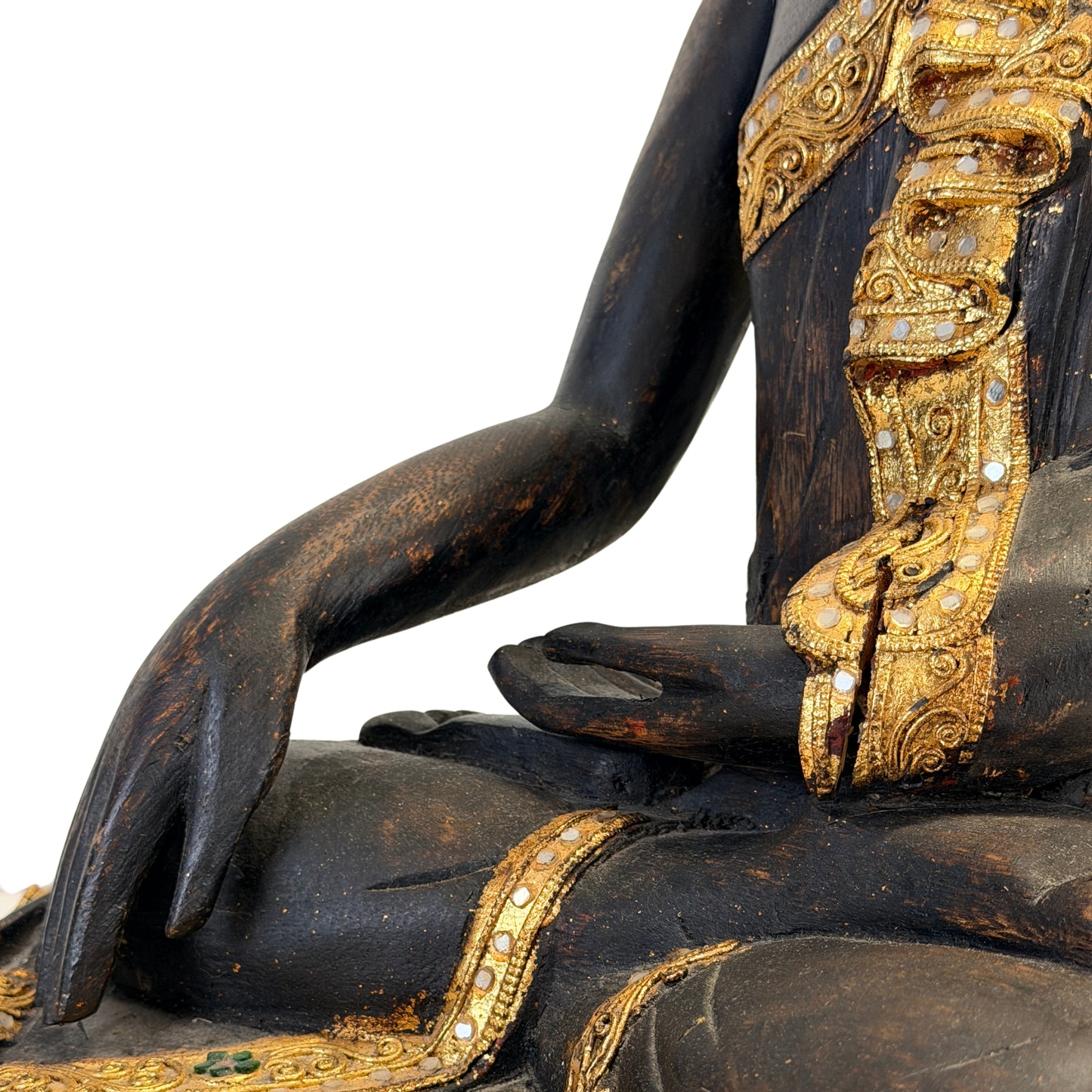 Detail des vergoldeten Gewands mit dekorativem Spiegelglas am birmanischen Buddha