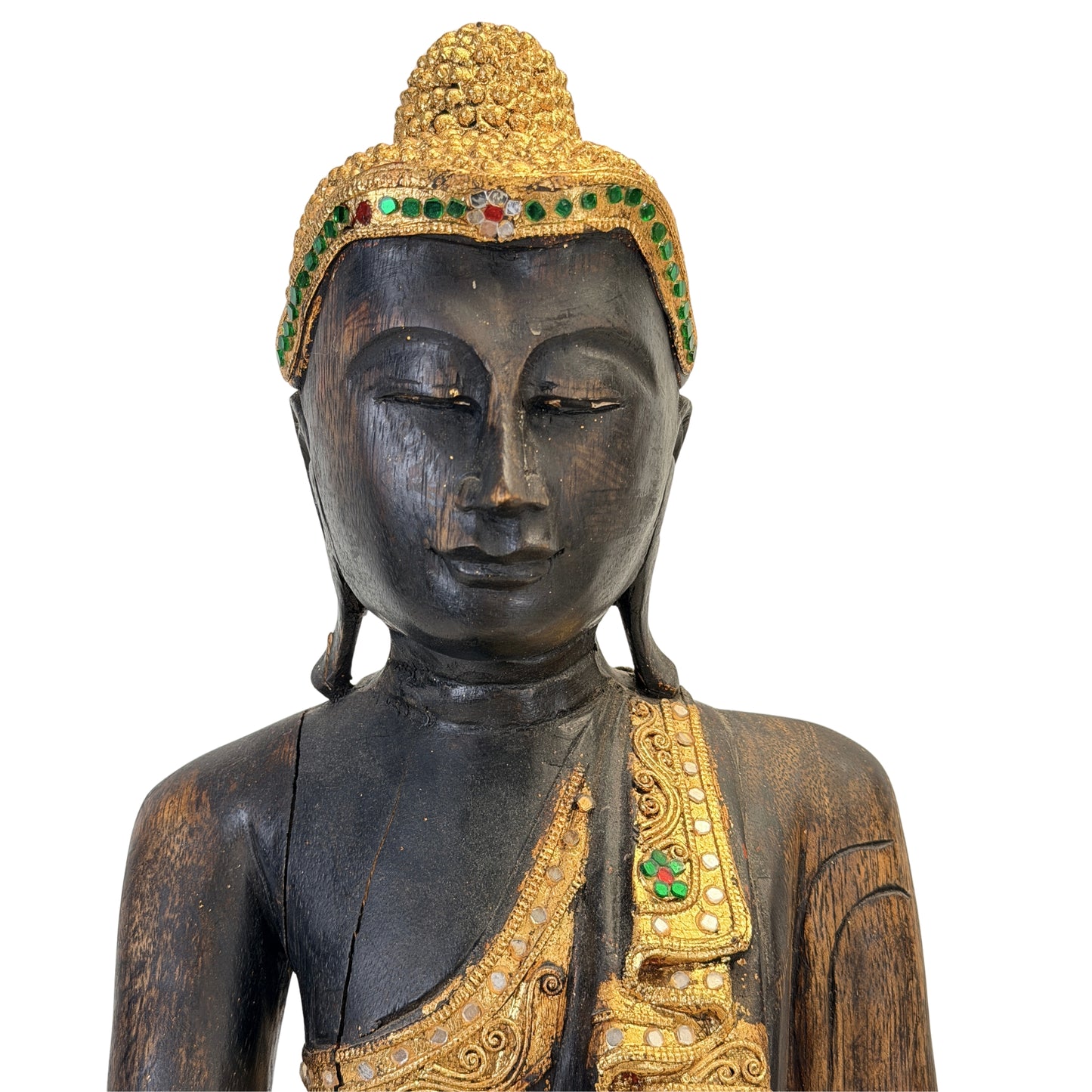 Detail des ruhigen Gesichts und der vergoldeten Ushnisha des birmanischen Buddha