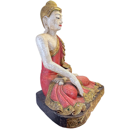 Burmesischer Buddha mit reicher Golddekoration
