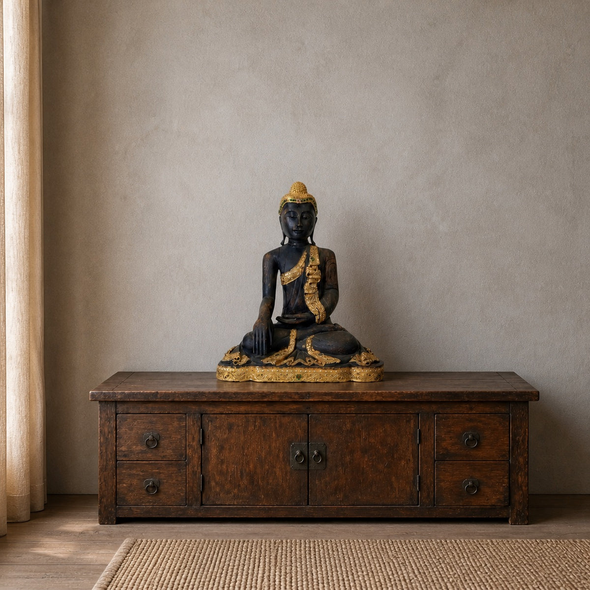 50,5 cm hoher birmanischer Buddha auf einem Holzmöbel aufgestellt