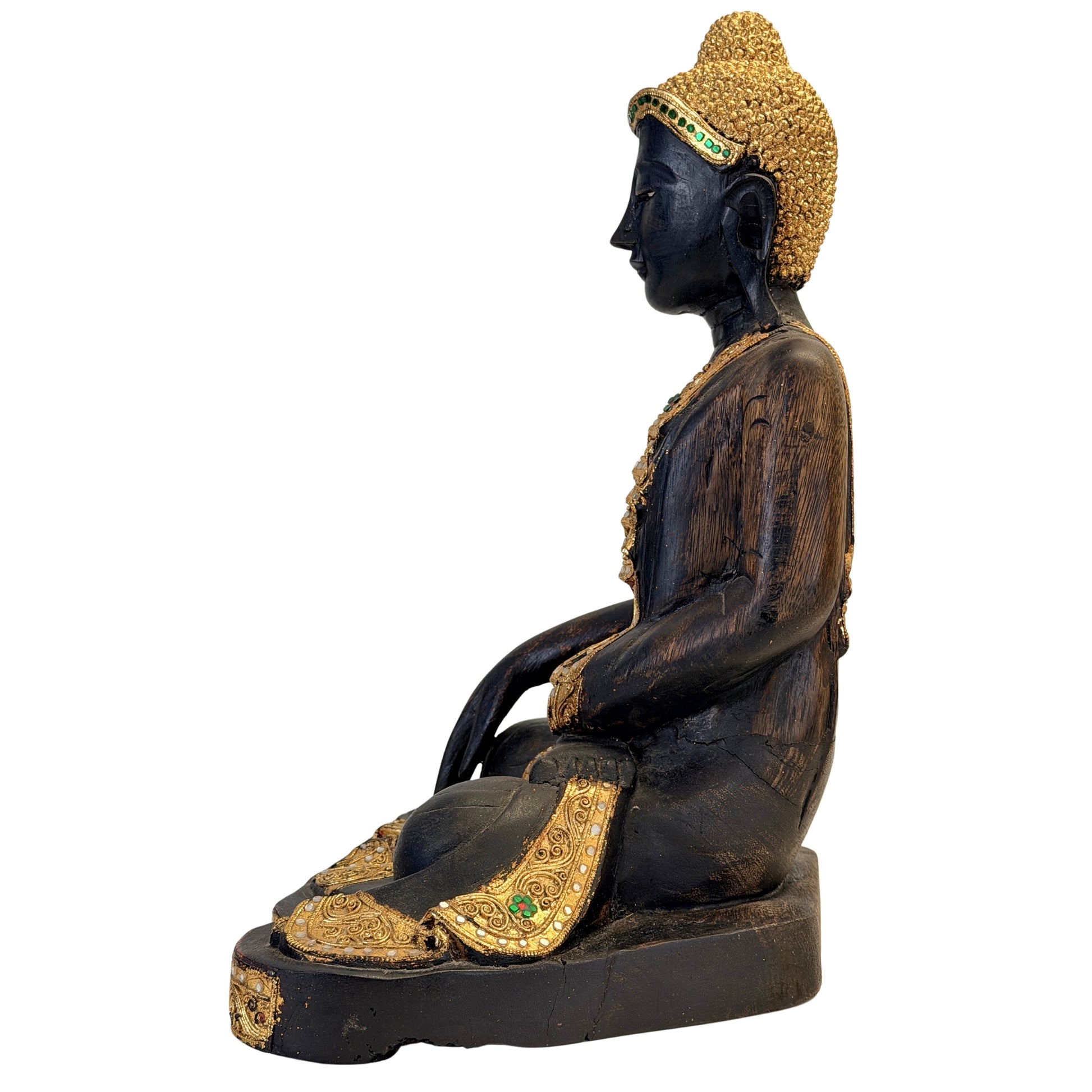 Linke Seitenansicht des sitzenden birmanischen Buddha mit Vergoldung