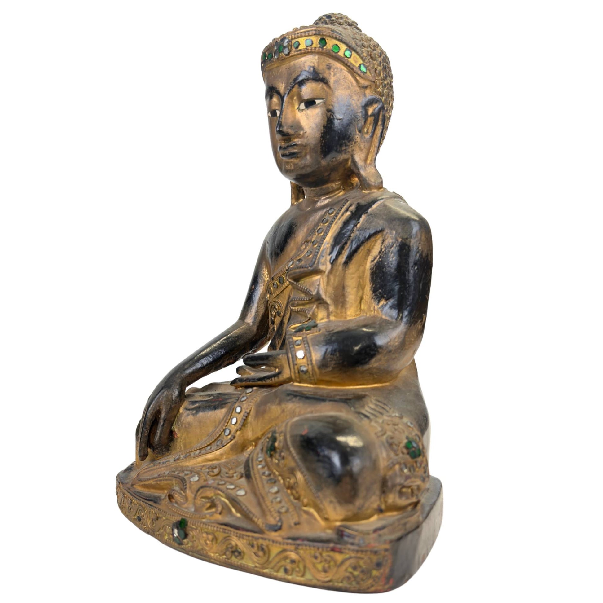 Burmesischer Buddha mit traditioneller Lackierung und Glaseinlagen