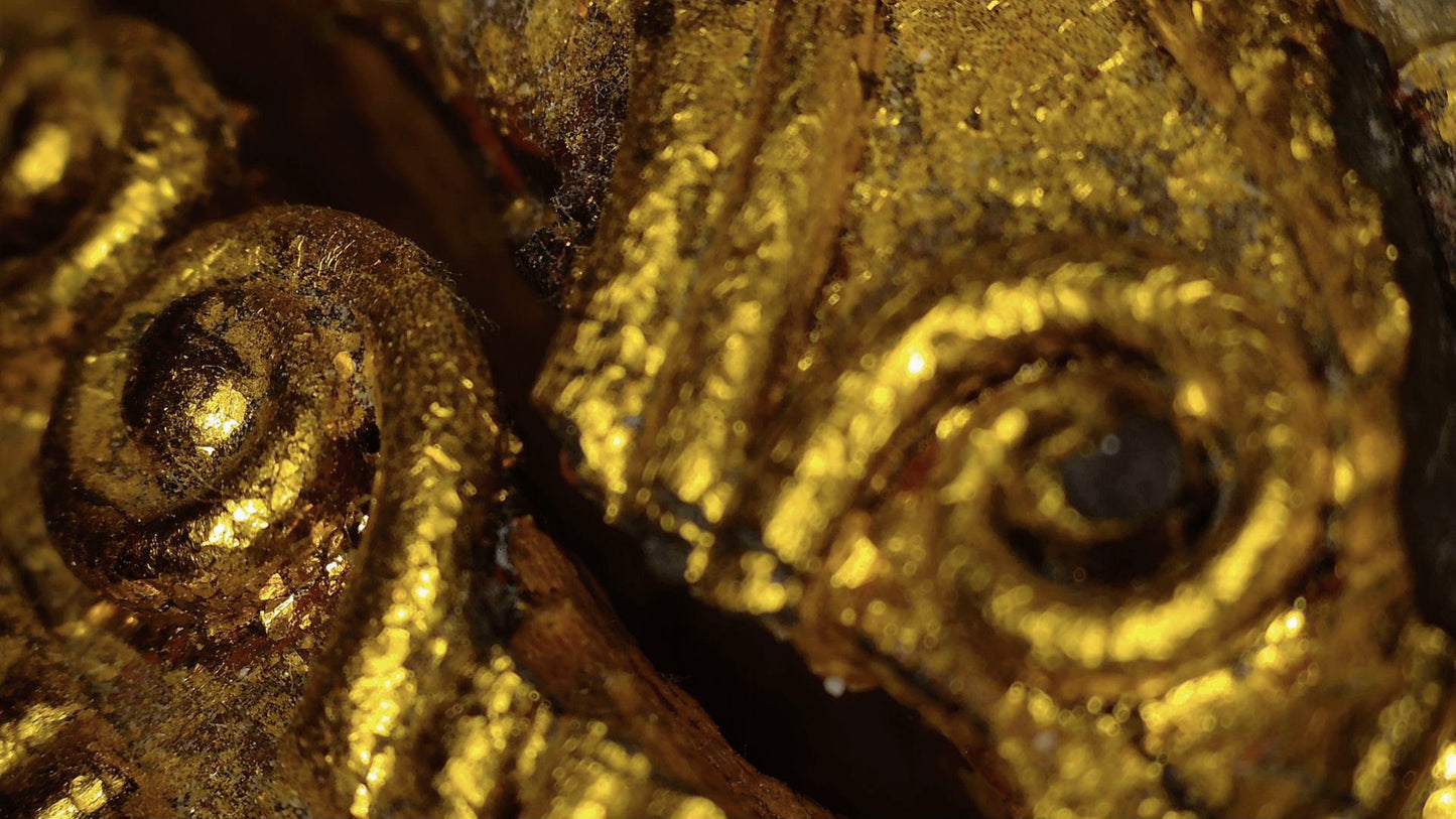 Mikroskopdetail vergoldeter Spiralornamente am Gewand