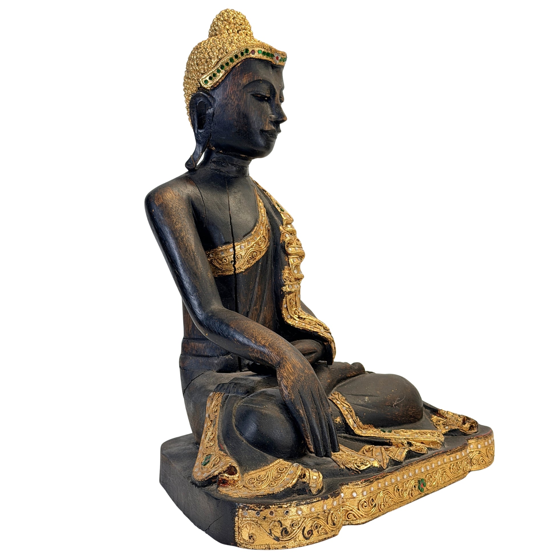 Antiker birmanischer Buddha von rechts mit vergoldetem Gewand und Glaseinlage