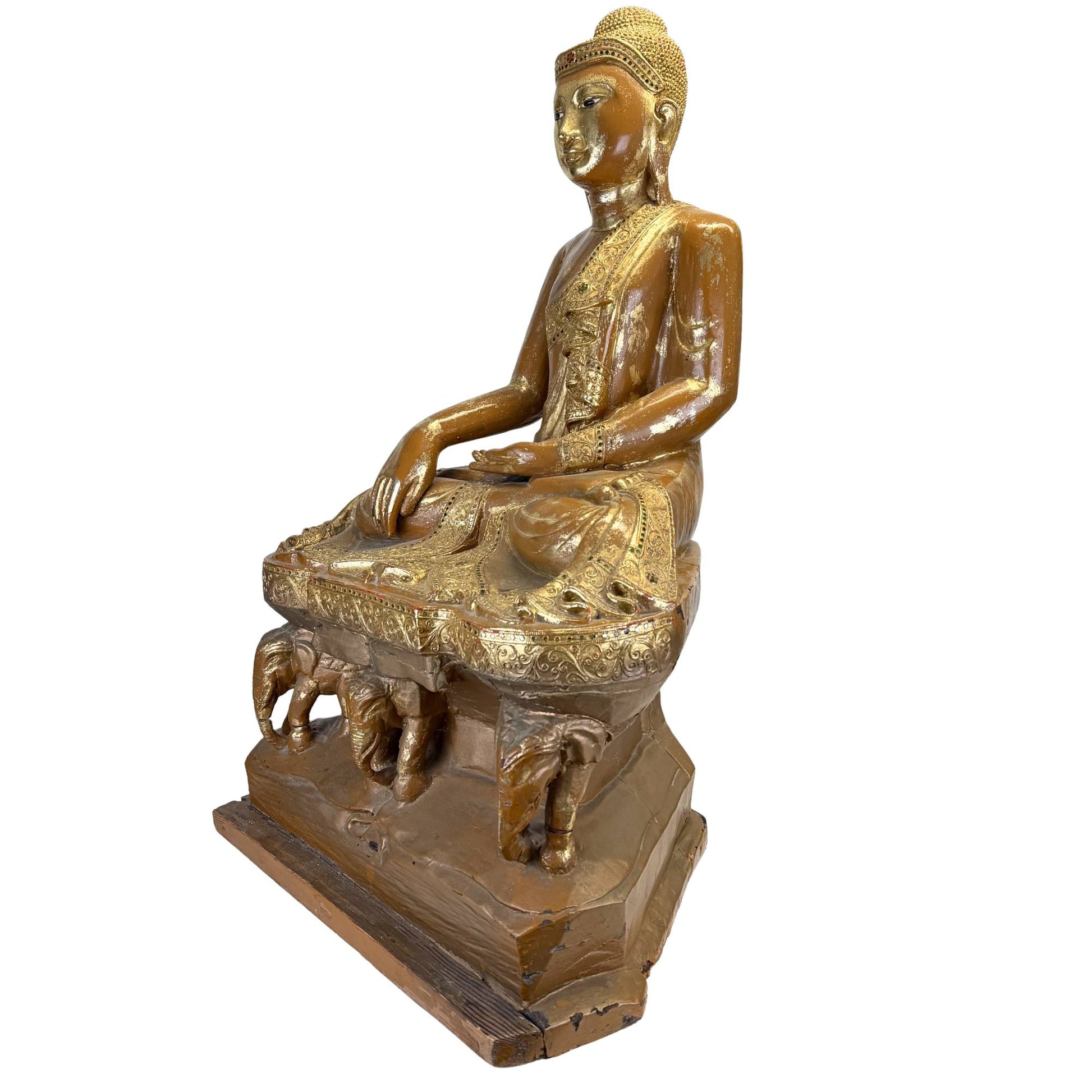 Reich verzierter Umhang eines antiken burmesischen Buddhas mit Goldlack, floralen Motiven und farbigen Intarsien.