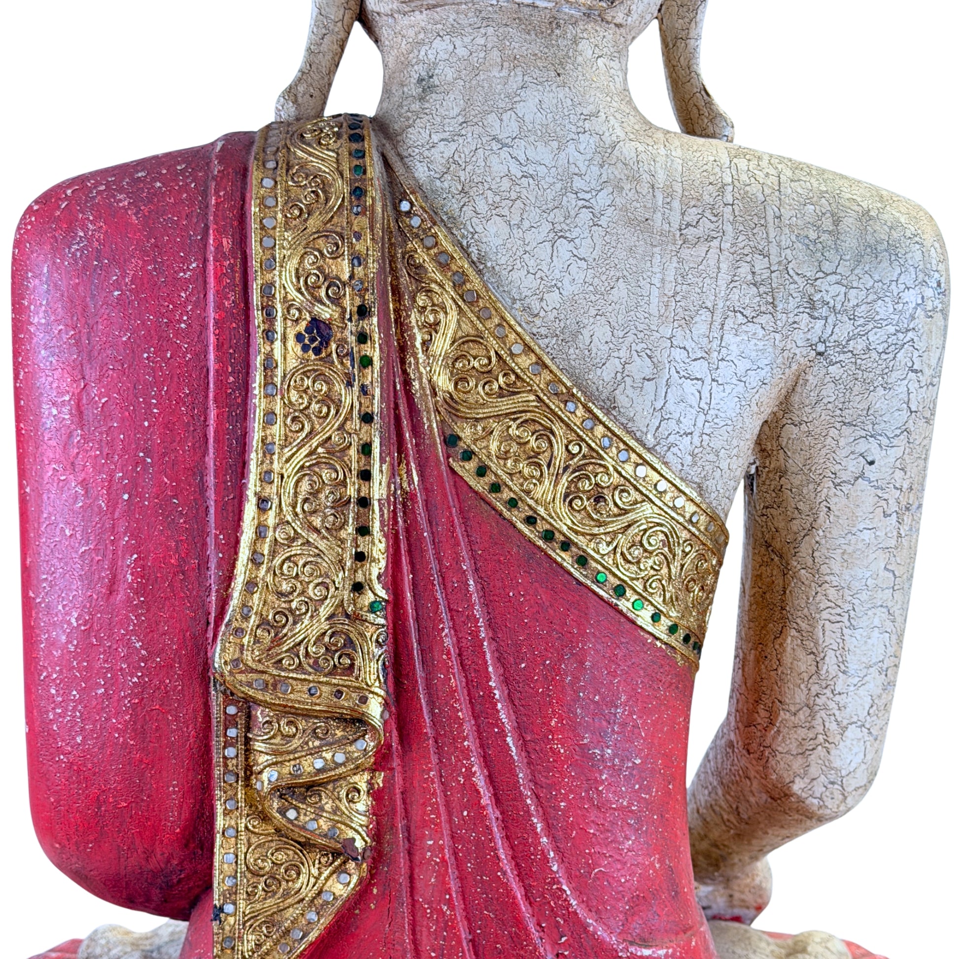 Birmese Boeddha met rode en goudkleurige decoratie