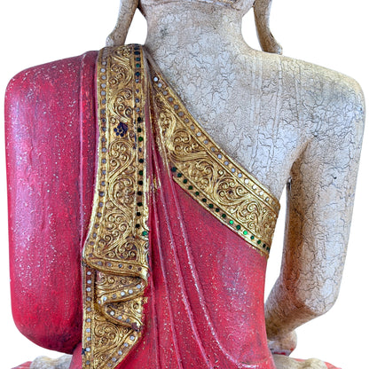 Burmesische Buddha mit roter und goldfarbener Dekoration