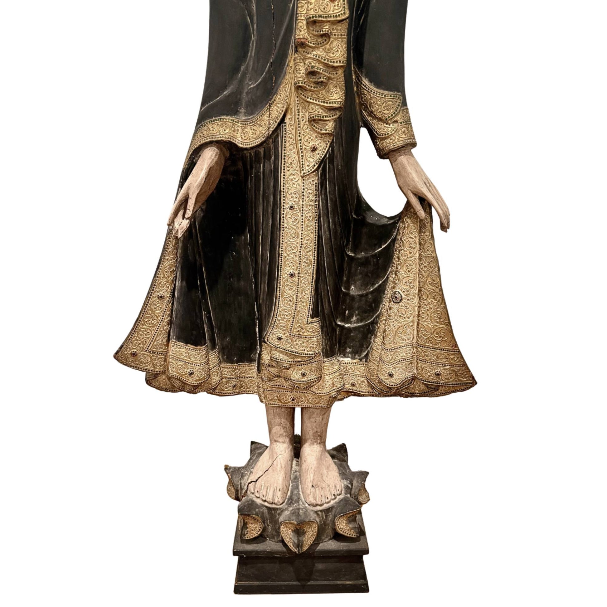 Burmesischer Buddha mit gelassenem Ausdruck, Holzstatue aus dem 19. Jahrhundert mit weichen Gesichtszügen und altem Gemälde