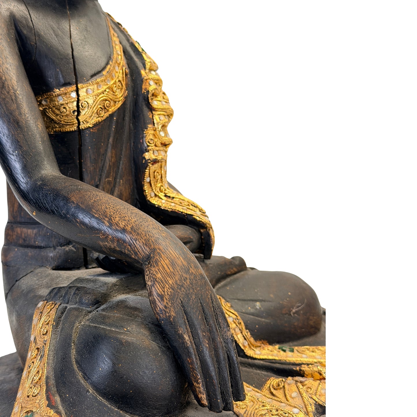 Rechte Seitenansicht des sitzenden birmanischen Buddha auf Holzsockel