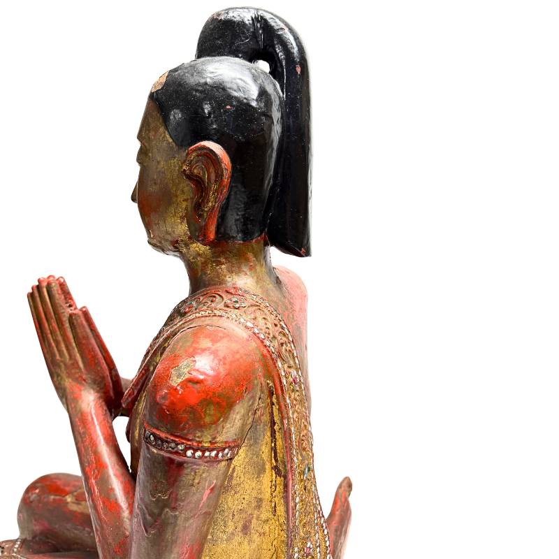Burmesische Holzstatue in Gebetshaltung mit Goldverzierung