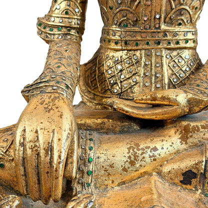 Detail der Hände in Bhumisparsha-Mudra und der reich verzierten Kleidung