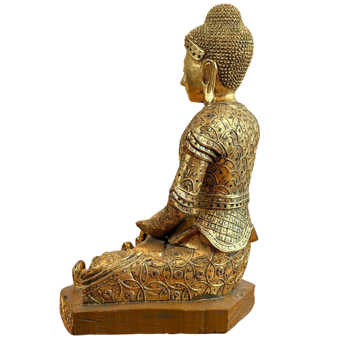 Dreiviertelansicht von links des vergoldeten hölzernen Jambupati-Buddhas