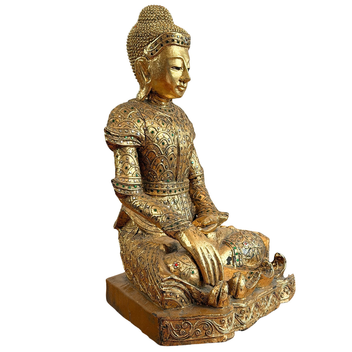 Dreiviertelansicht des vergoldeten hölzernen Jambupati-Buddhas mit Glaseinlagen