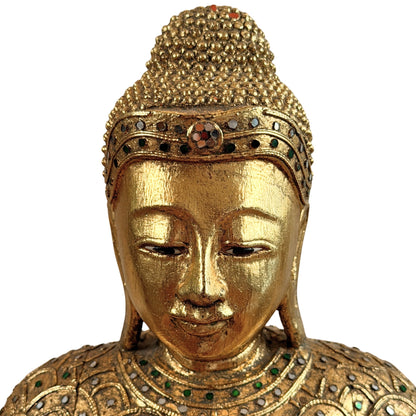 Detail des vergoldeten Gesichts und des eingelegten Stirnbands des Jambupati-Buddhas
