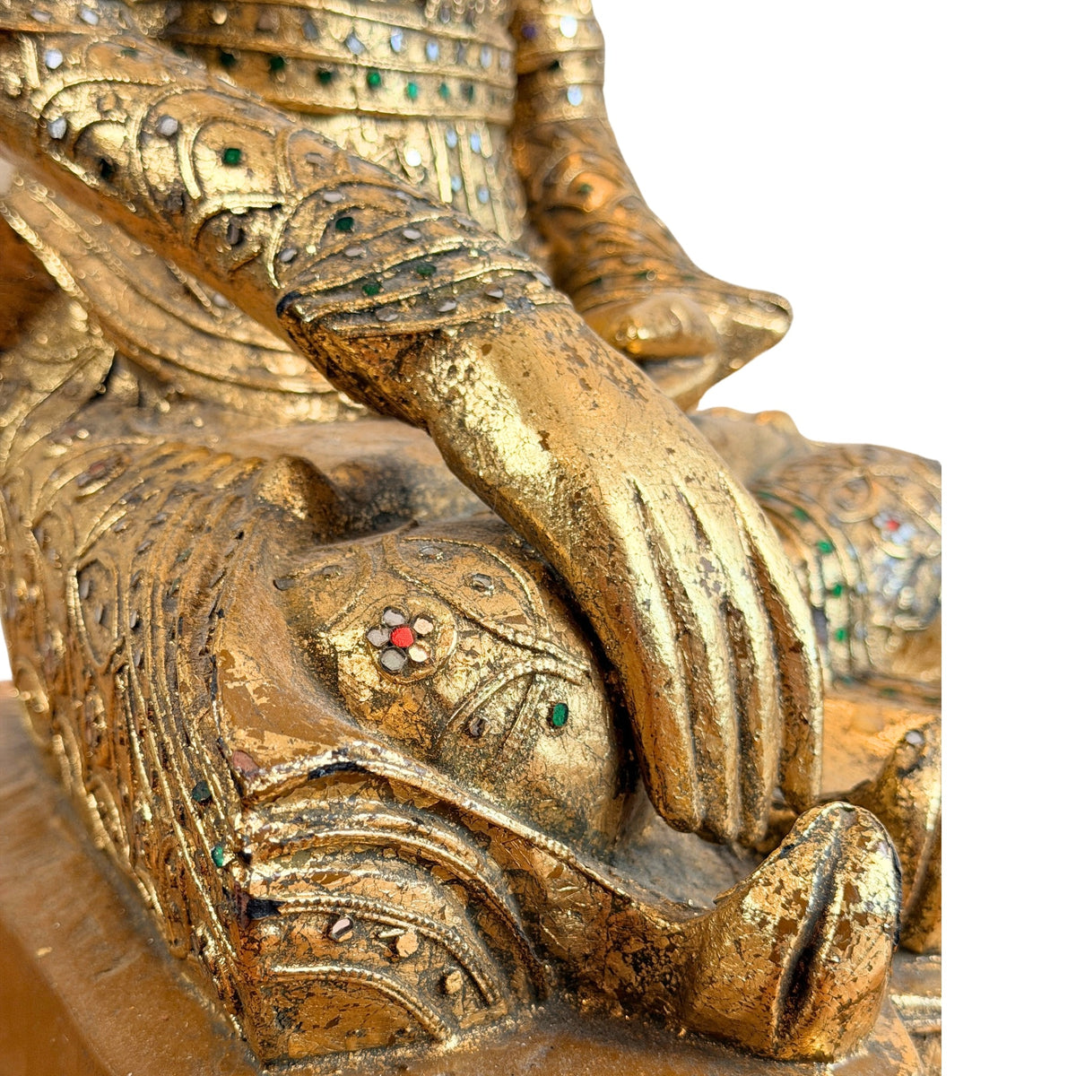 Detail der rechten Hand am Knie und der eingelegten Gewanddekoration