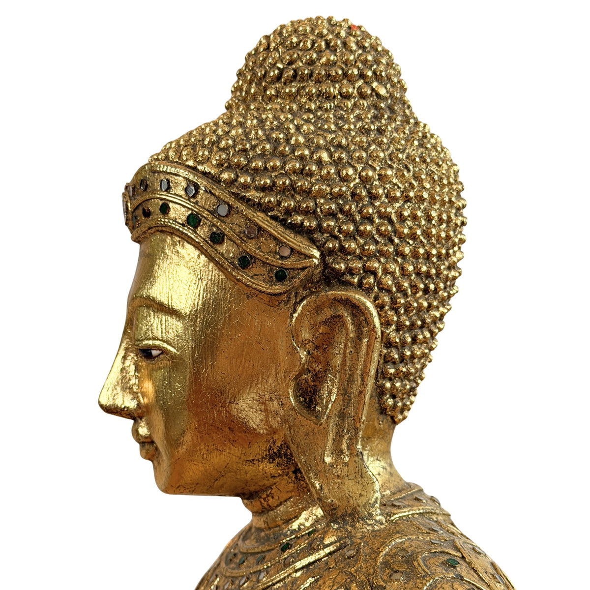 Nahaufnahme des Buddha-Kopfes mit Vergoldung und eingelegtem Stirnband