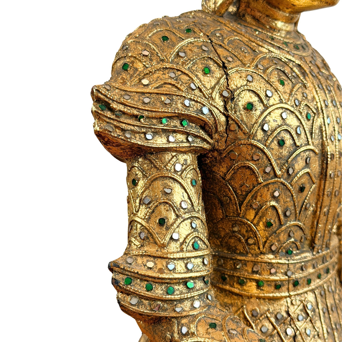 Detail von Schulter und Oberarm mit vergoldetem Relief und Glaseinlagen