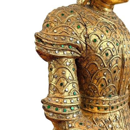 Detail von Schulter und Oberarm mit vergoldetem Relief und Glaseinlagen