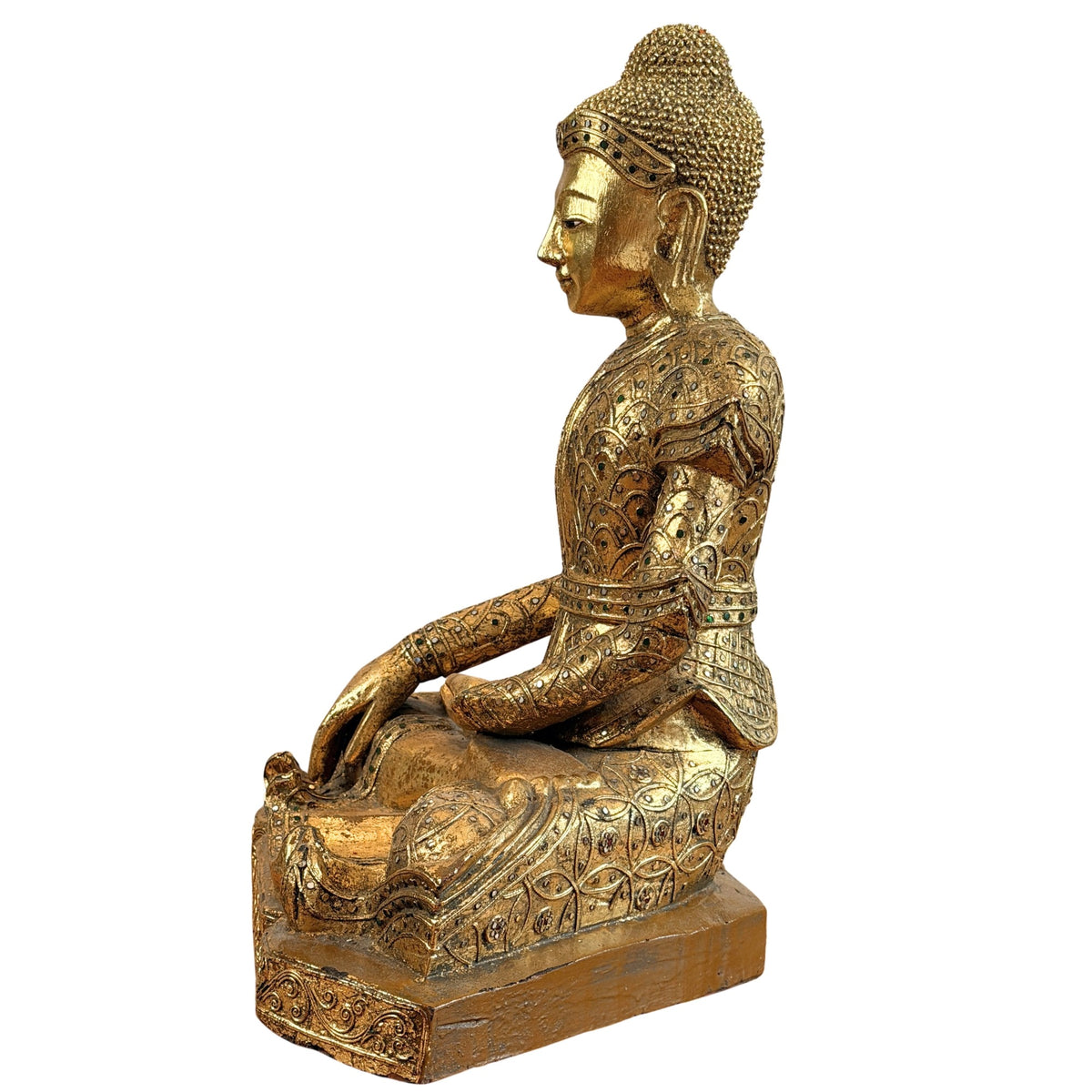 Vollständige Seitenansicht des burmesischen Jambupati-Buddhas auf rechteckigem Sockel