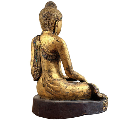 Rückansicht des vergoldeten hölzernen Shan-Buddhas und des dunklen Sockels