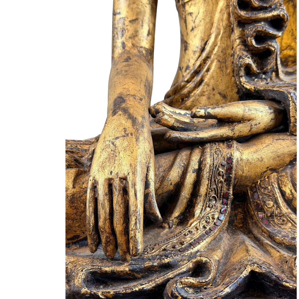 Detail der Hände in Bhumisparsha-Mudra und des verzierten Gewandsaums