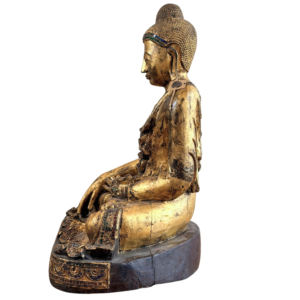 Dreiviertel-Seitenansicht des vergoldeten hölzernen Shan-Buddhas mit Glaseinlagen
