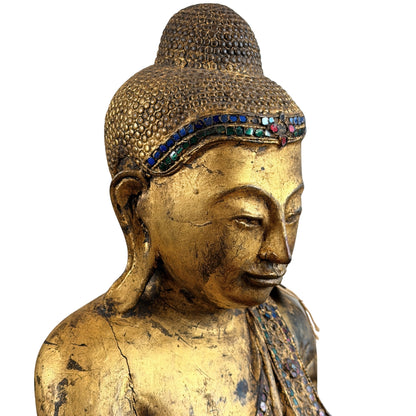 Dreivierteldetail des Buddha-Gesichts und des eingelegten Stirnbands