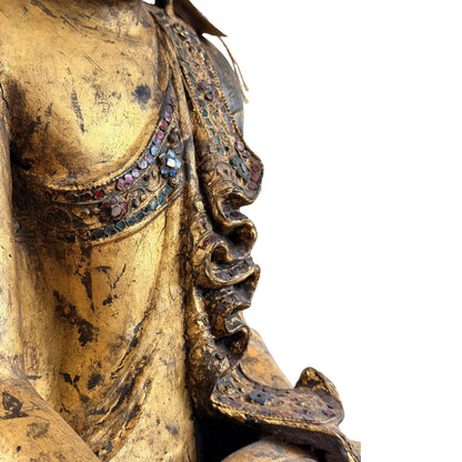 Detail der vergoldeten Gewandborte mit roten, grünen und blauen Glaseinlagen