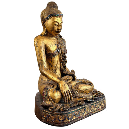 Dreiviertelansicht des vergoldeten hölzernen Shan-Buddhas mit Glaseinlagen