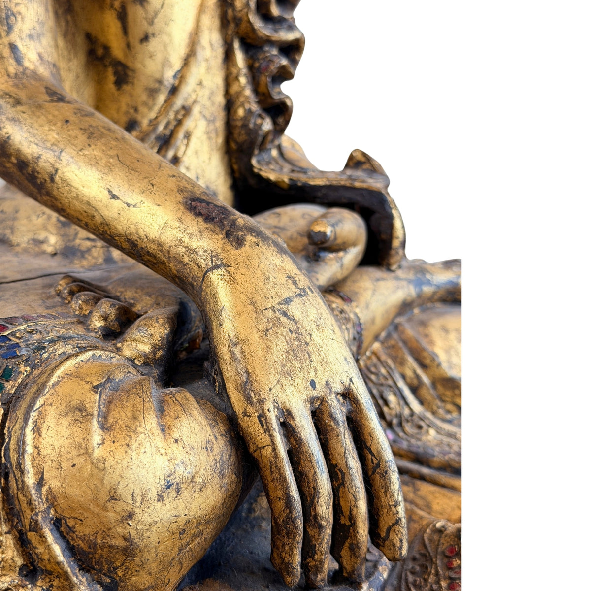 Nahaufnahme der rechten Hand in Bhumisparsha-Mudra und der abgeriebenen Vergoldung