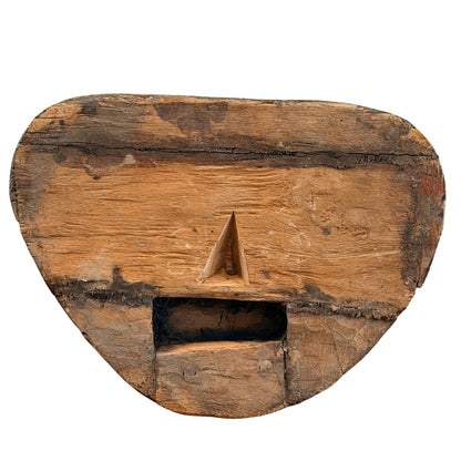 Unterseite des Holzsockels mit sichtbarer Holzstruktur und alten Konstruktionsspuren