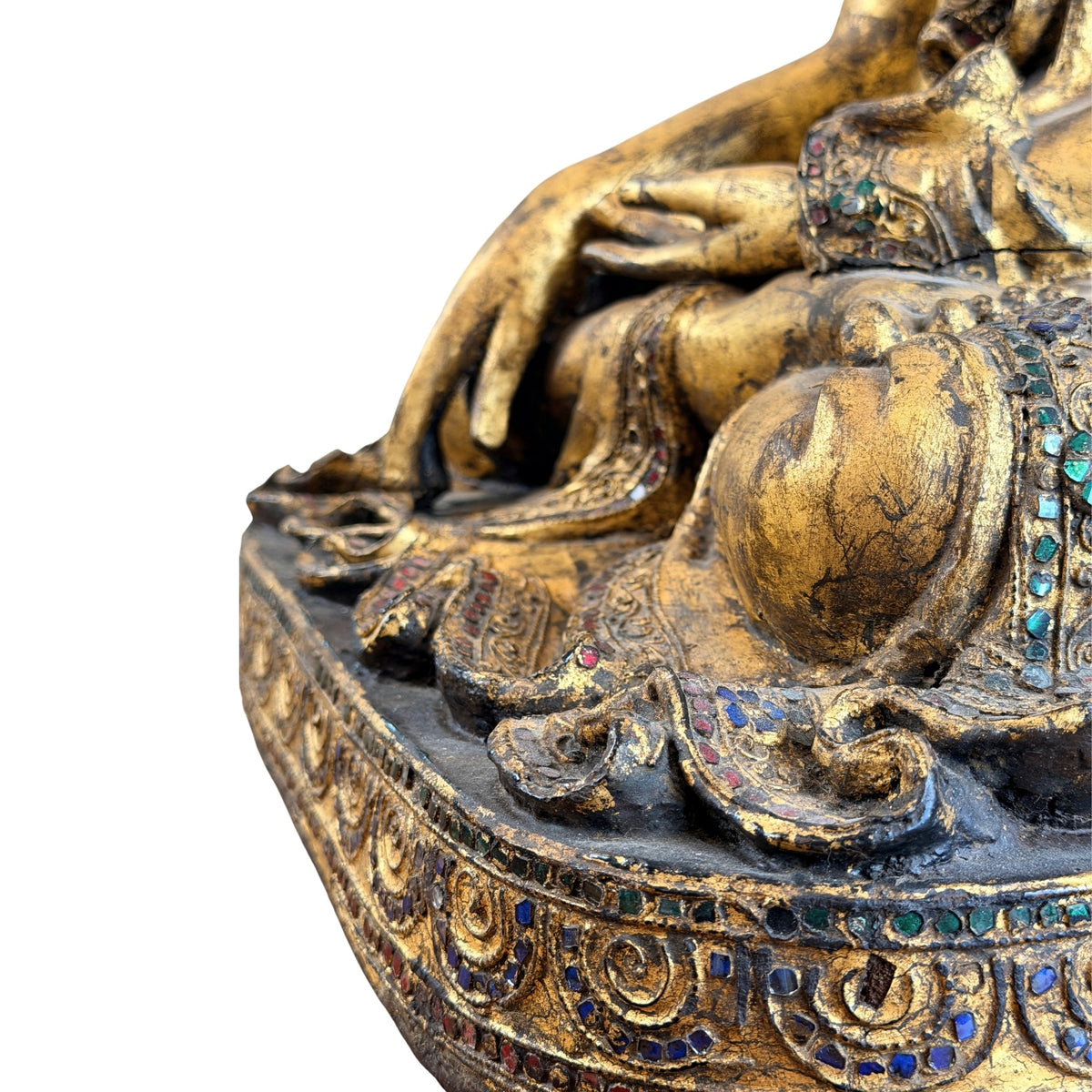 Dreiviertel-Vorderansicht des vergoldeten burmesischen Shan-Buddhas mit Glaseinlagen