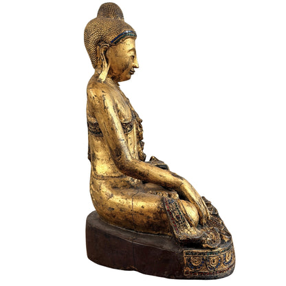 Vollständige Seitenansicht des burmesischen hölzernen Shan-Buddhas mit Glaseinlagen