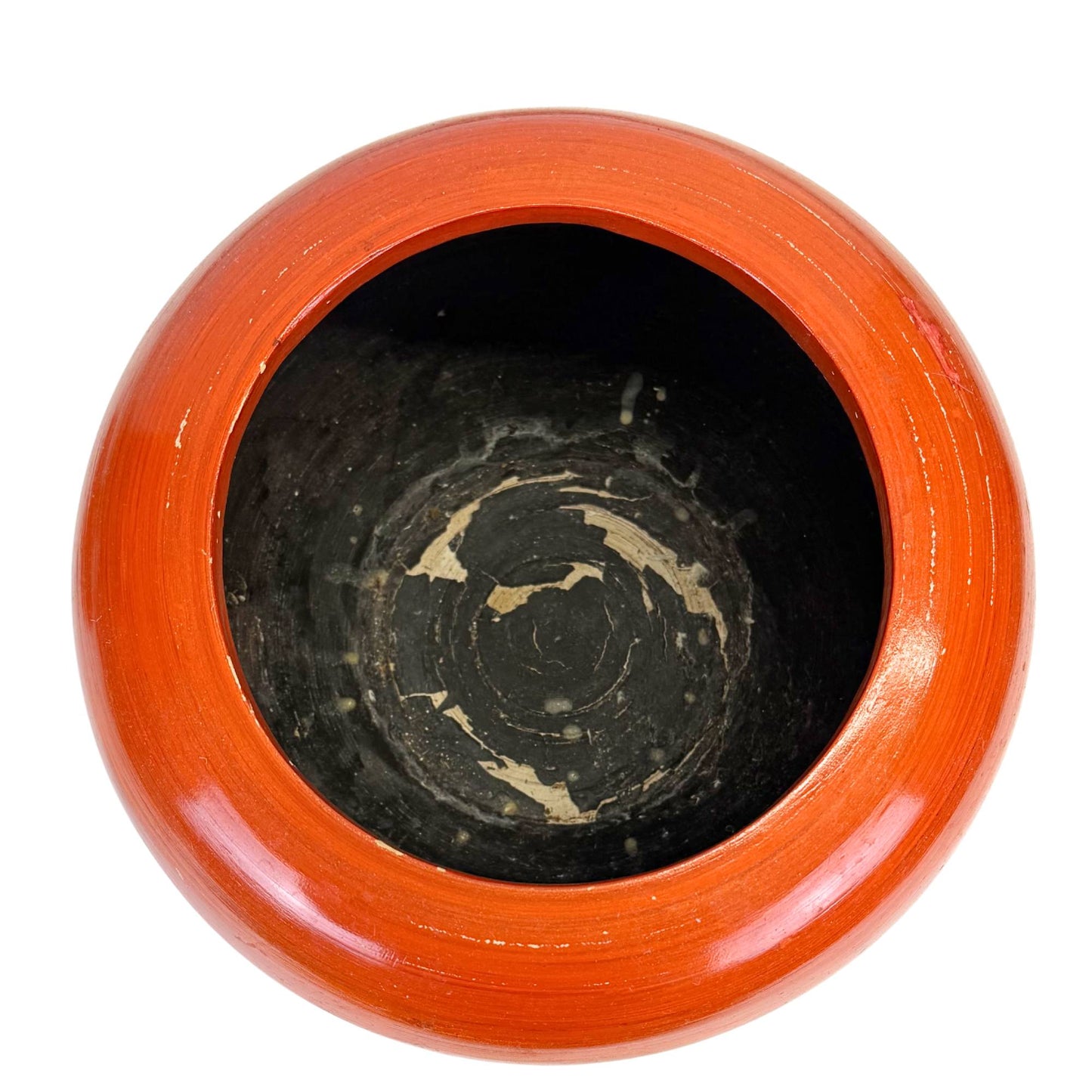 Ein burmesischer Lacktopf als buddhistisches Interieurobjekt, ein roter runder Topf mit Deckel in einem ruhigen asiatischen Wohnambiente