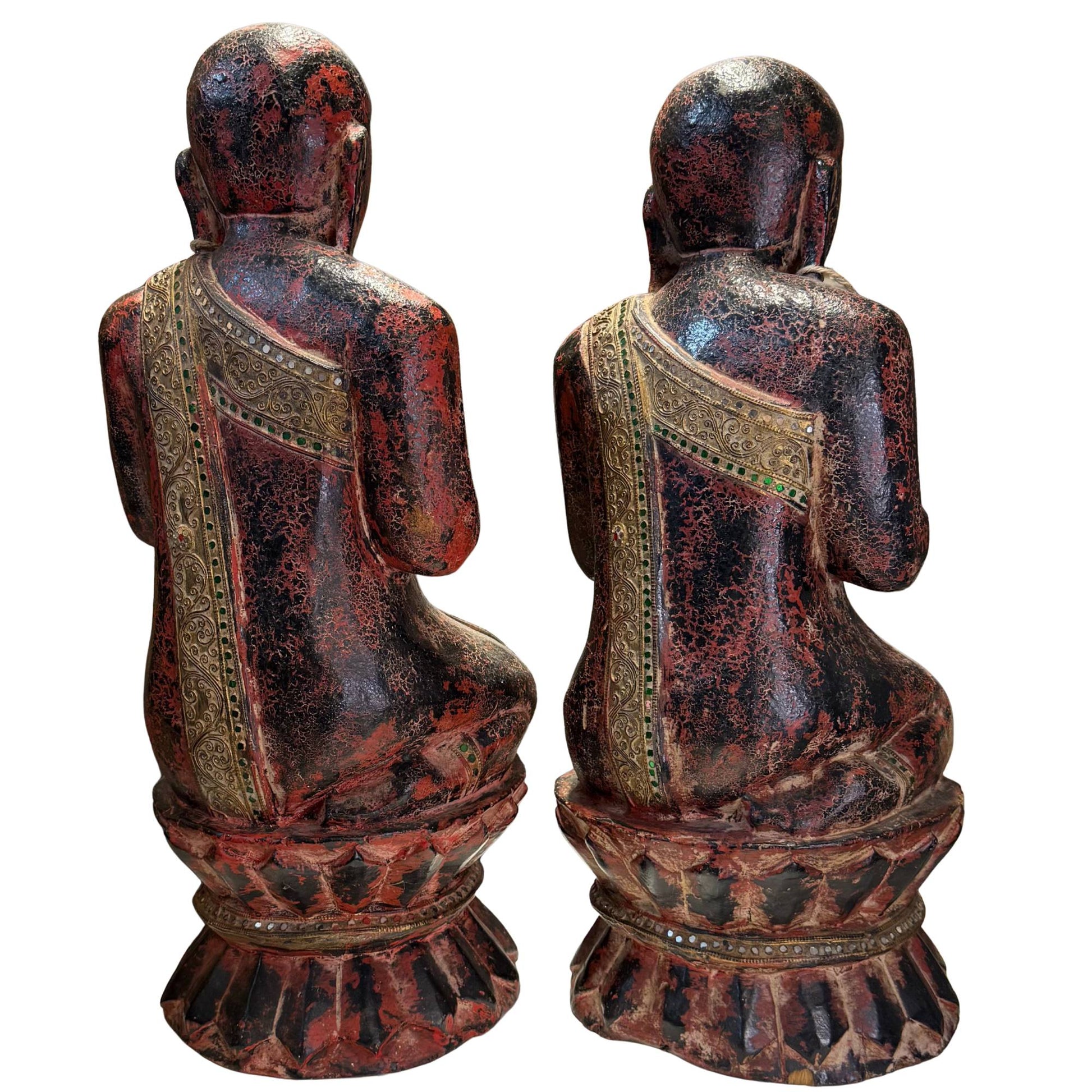 Statuen burmesischer Mönche mit Händen in der Anjali Mudra-Verehrungsgeste.