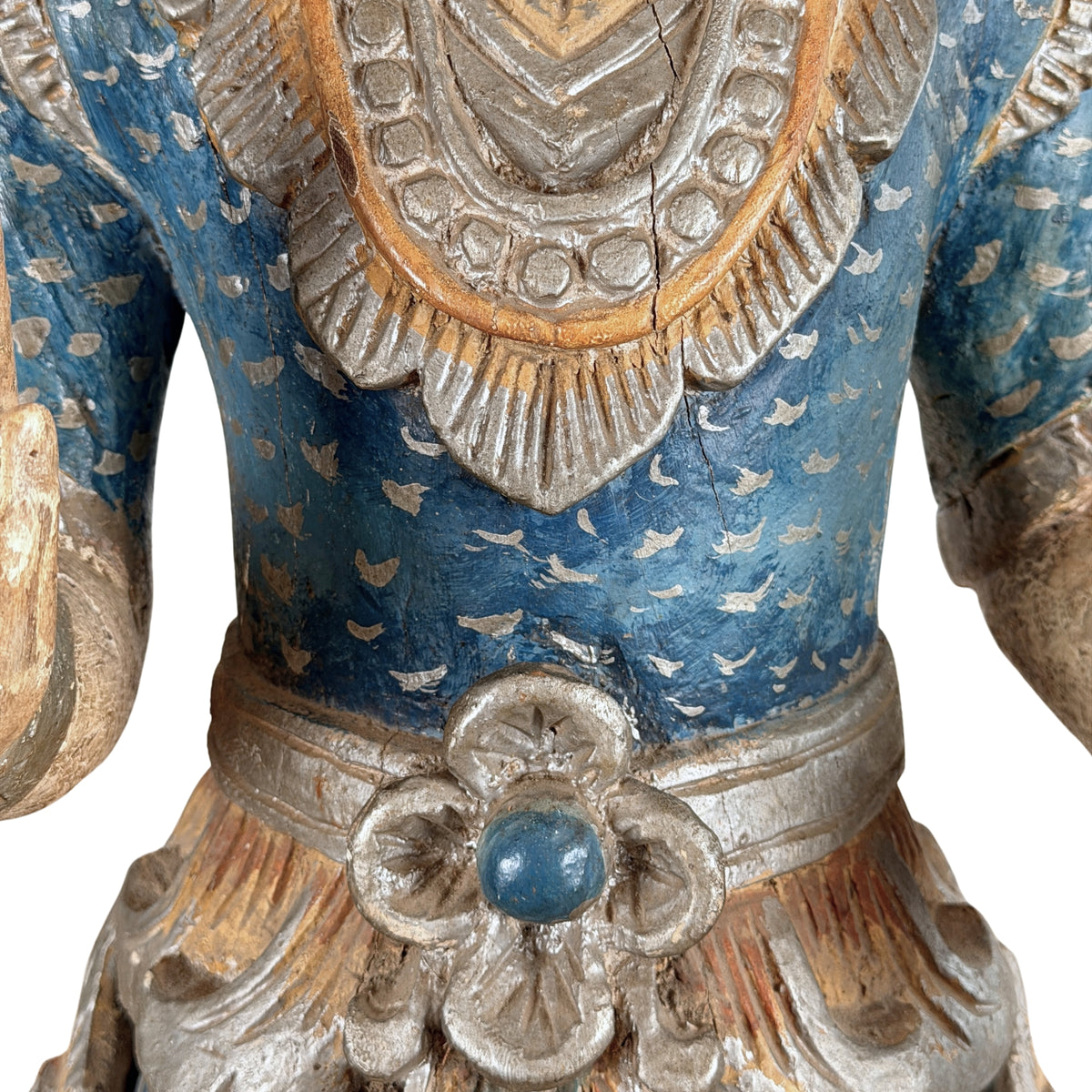 Birmanische Nat-Figur: Detail des mehrlagigen Kragens und des blauen Obergewands
