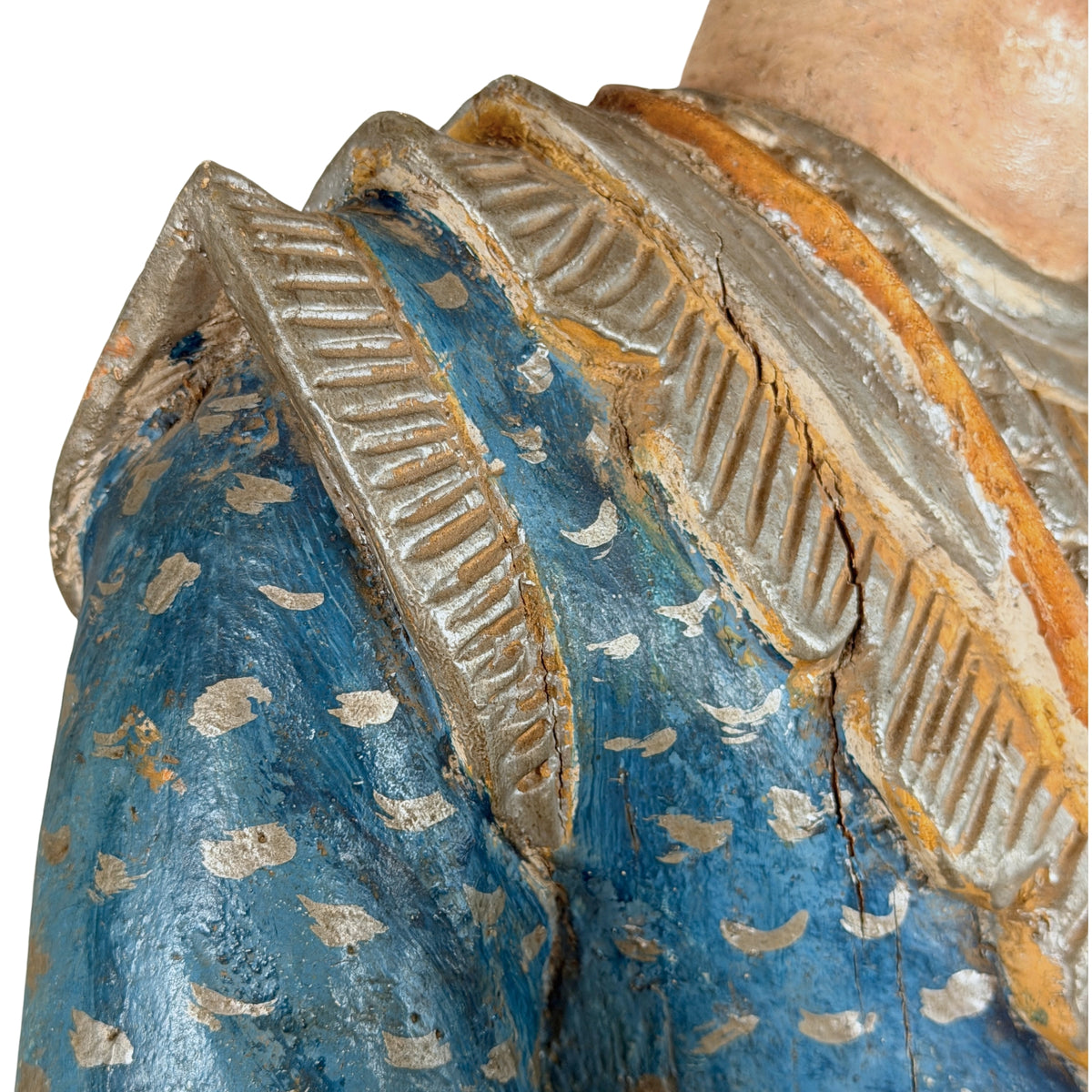 Birmanische Nat-Figur: Detail der blauen Schulter und des geschwungenen Kragens