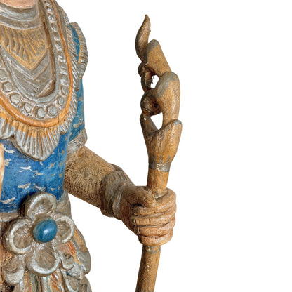 Birmanische Nat-Figur: Stabgriff und blaues blütenförmiges Gürtelornament