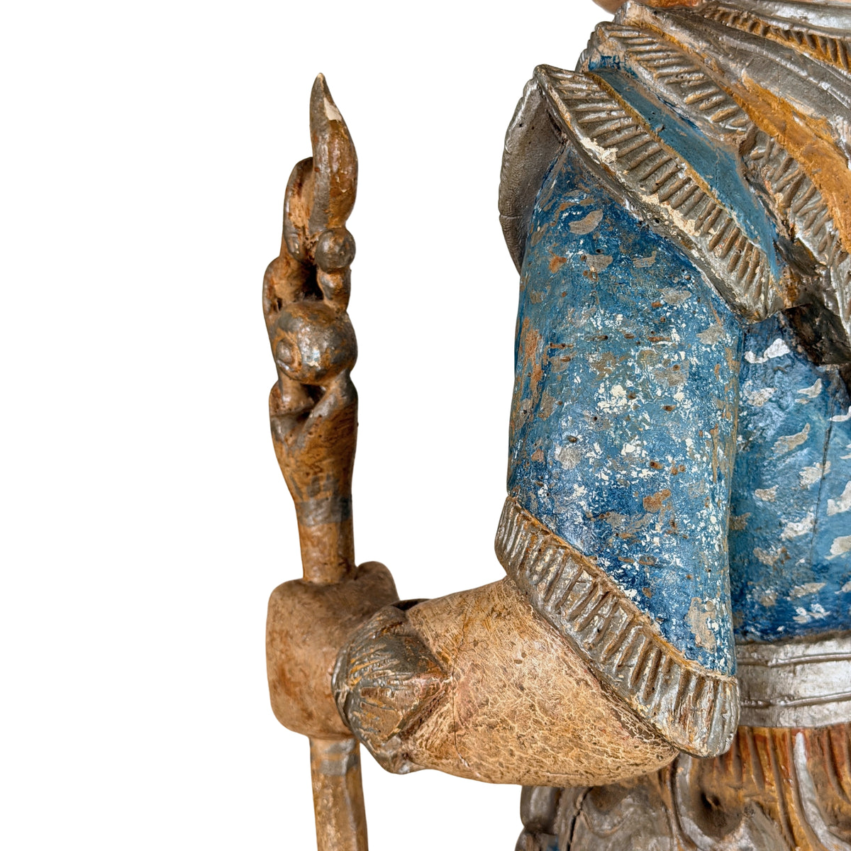 Birmanische Nat-Figur: Seitendetail von Stab, Ärmel und Unterarm