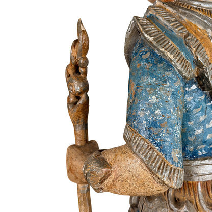 Birmanische Nat-Figur: Seitendetail von Stab, Ärmel und Unterarm