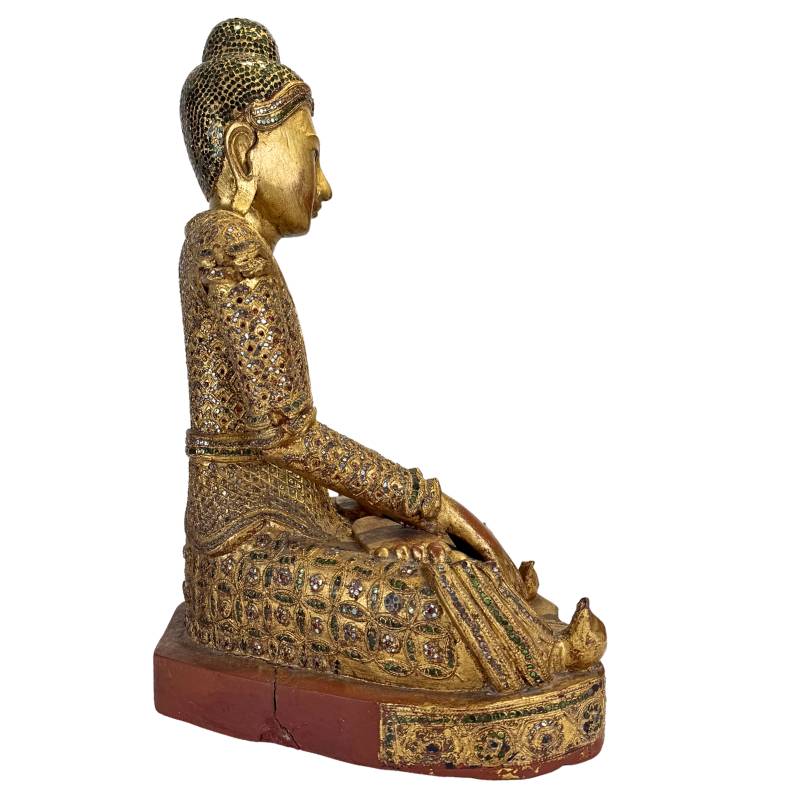 Burmesischer Tempelbuddha mit Glasmosaik und Blattgoldverzierungen