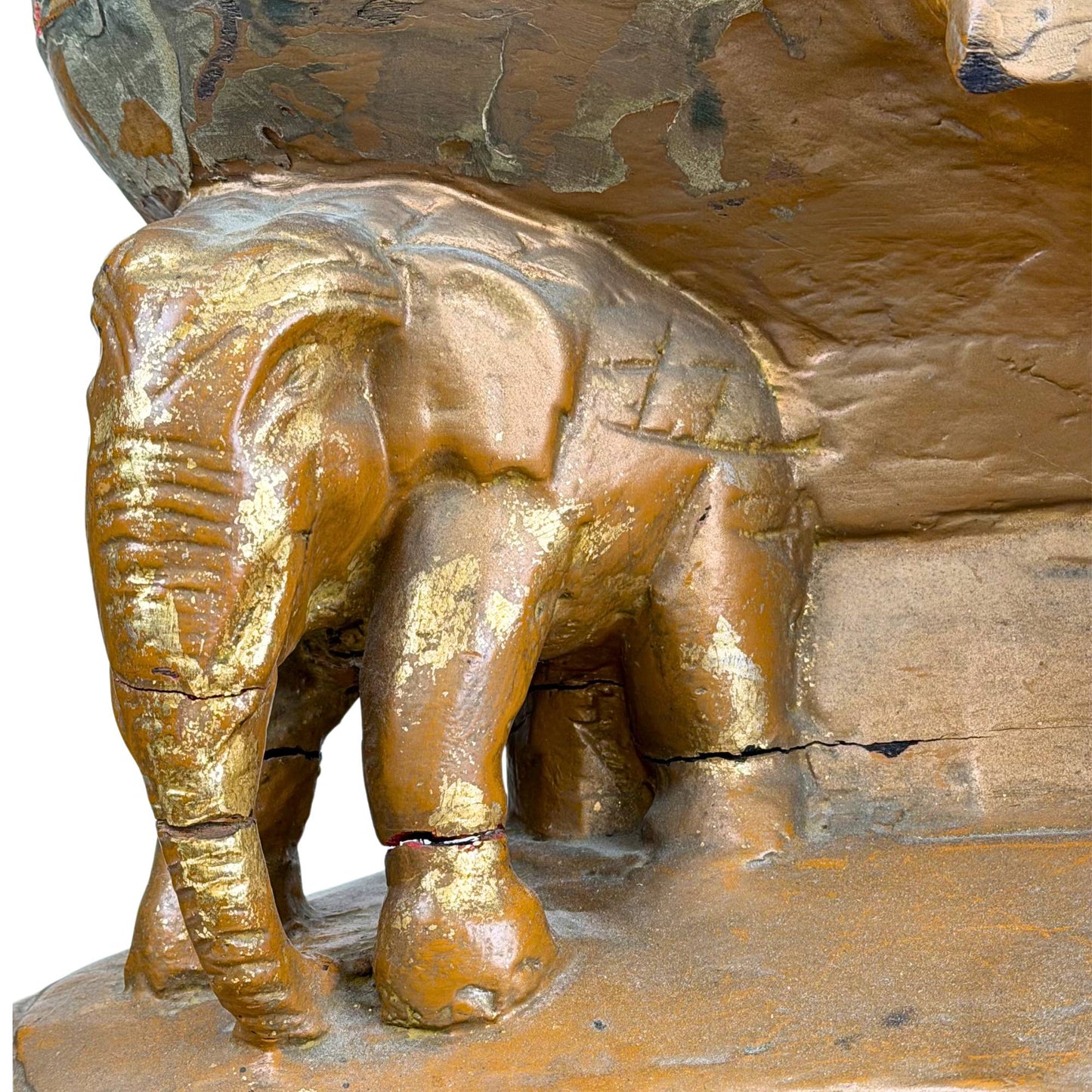 Antiker burmesischer Tempel-Buddha mit Goldlackierung, Elefantensockel und reich verziertem Gewand.