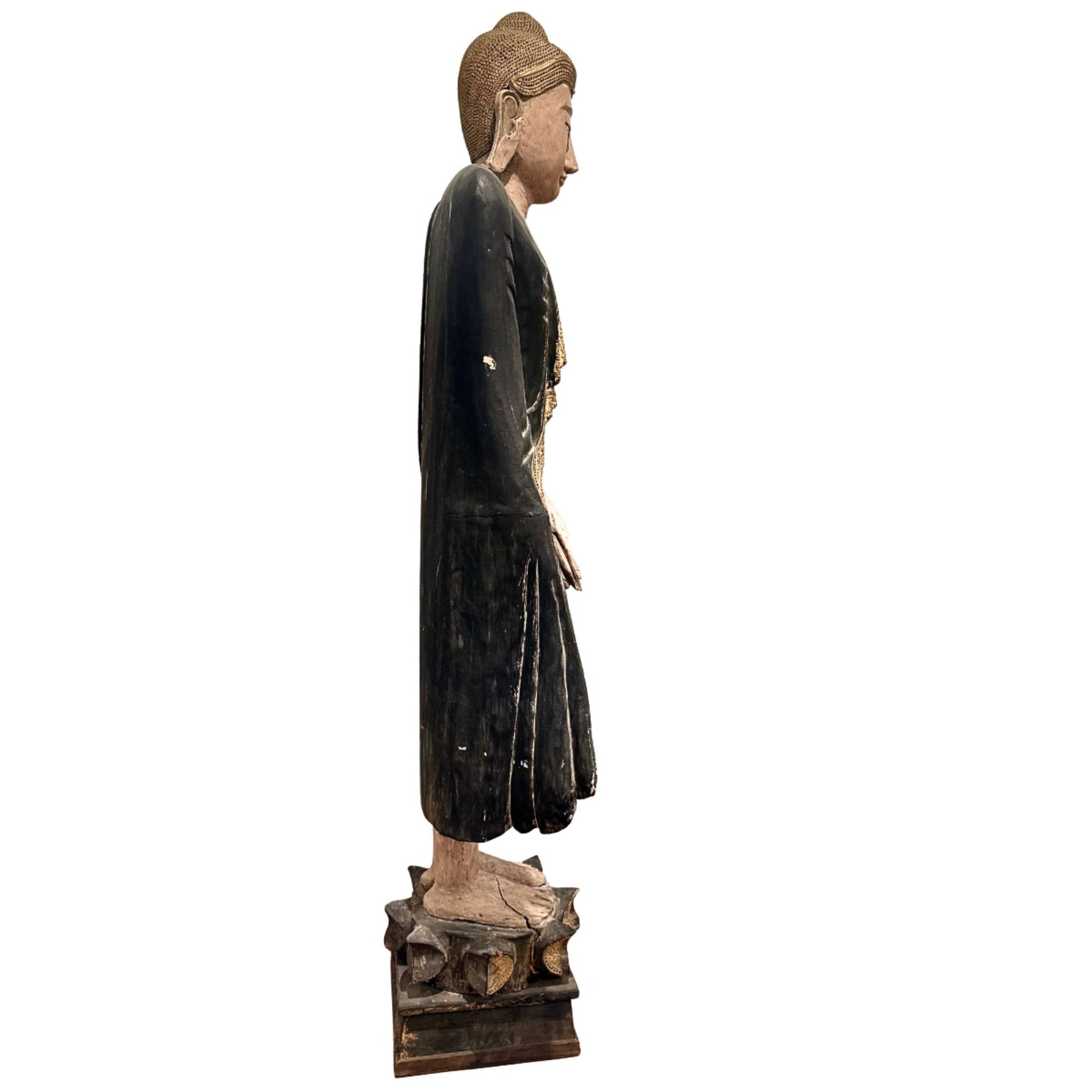 Burmesischer Tempel-Buddha mit schwarzem Gewand und goldenen Ornamenten, beeindruckendes hölzernes Meisterwerk aus dem 19. Jahrhundert