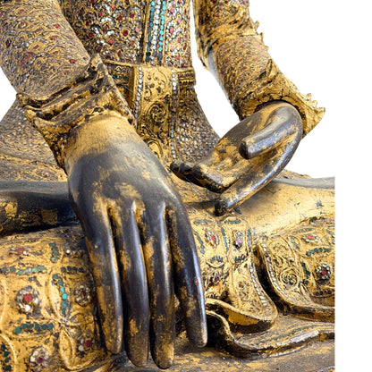 Originale Blattgoldverzierung auf einem antiken Buddha aus Myanmar