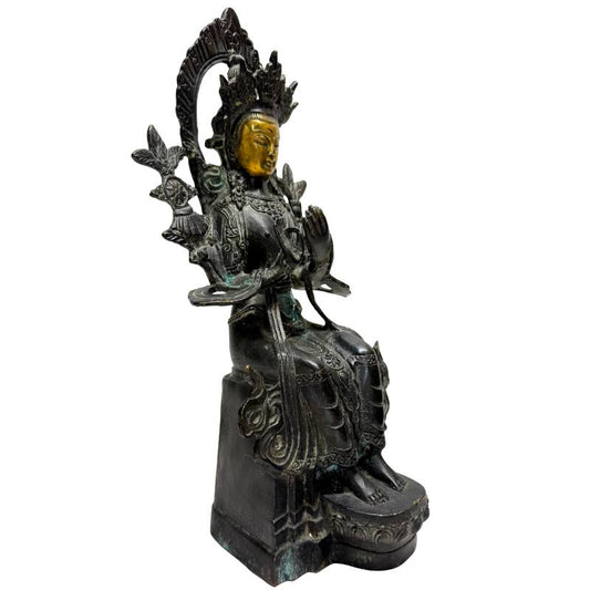 Antike chinesische Bodhisattva-Statue mit Añjali-Mudra und Lotus-Attributen