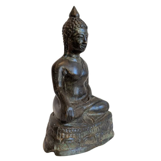 Buddha in Erdberührungs-Mudra aus Bronze