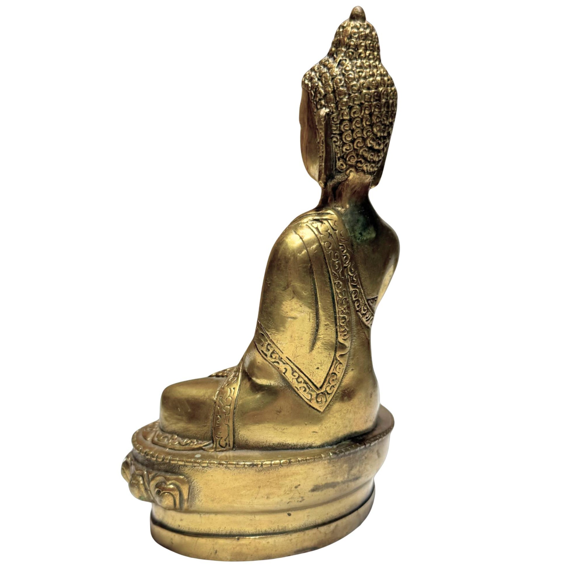 Buddha in einer erdberührenden Haltung als Zeichen von Konzentration, Ausgeglichenheit und spiritueller Kraft