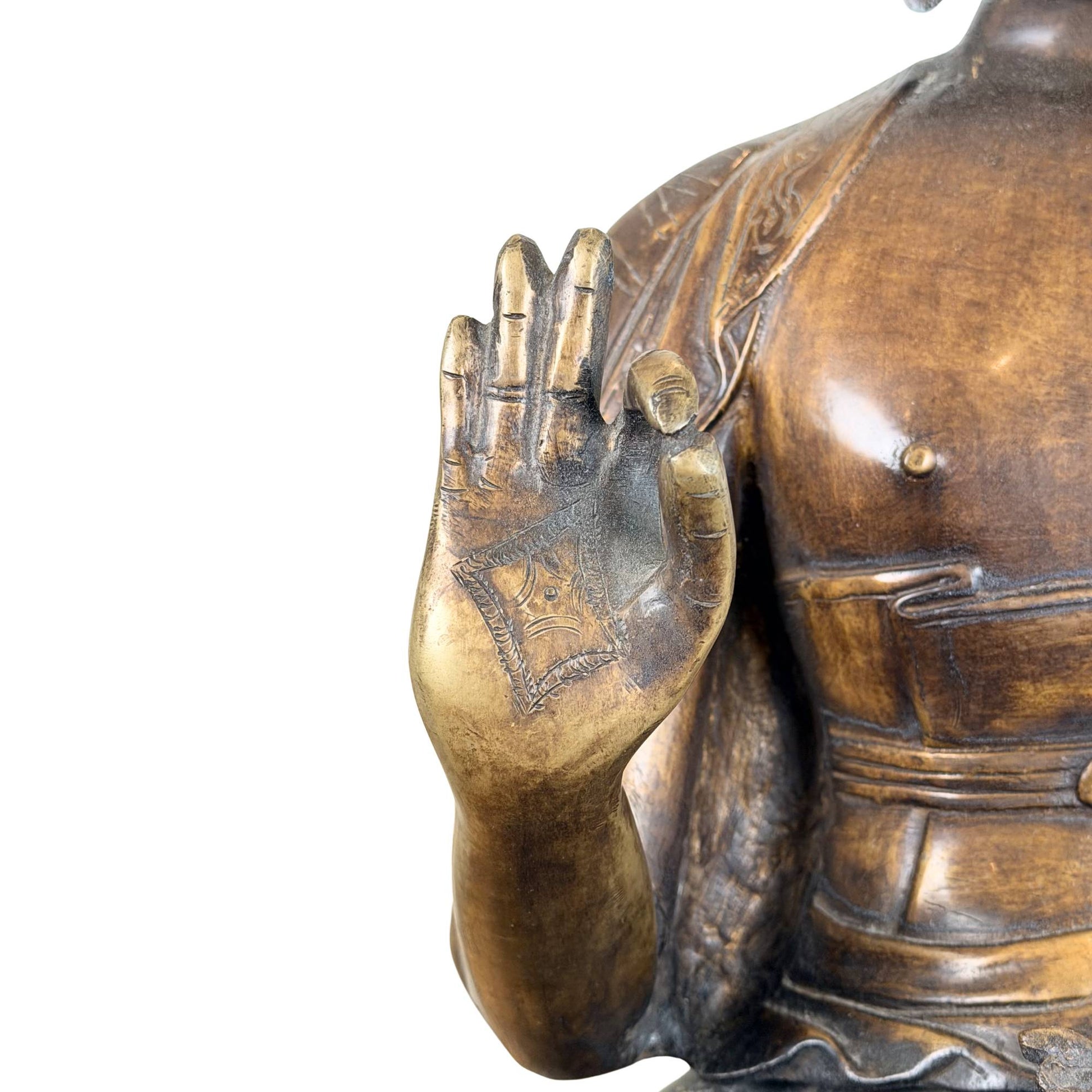 Feuervergoldeter Buddha aus Bronze in Abhaya-Mudra, Symbol für Schutz, Zuversicht und spirituelle Kraft
