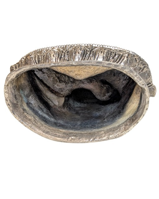 Nepalesischer Buddha aus silberfarbener Kupferlegierung, Abhaya-Mudra